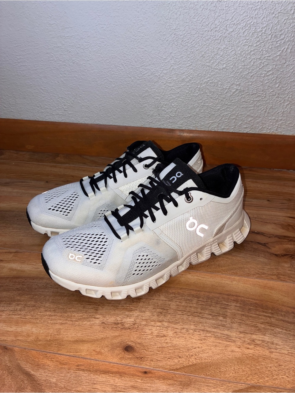 On Cloud X Women’s Athletic Training Running Sneaker Shoes, white- size 9